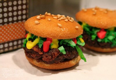 饼干汉堡“></p>
        <p>Cookie“Burgers”的配方可以在非常乐谱中找到。快速易于制作，结果会让我崩溃！该小圆面包是Nillas，汉堡被粉碎的Nillas和巧克力芯片，莴苣是与椰子混合的食品着色，番茄酱和芥末正在从Cakemate写冰。</p>
        <p></p>
       </div>
      </div>
      <div class=